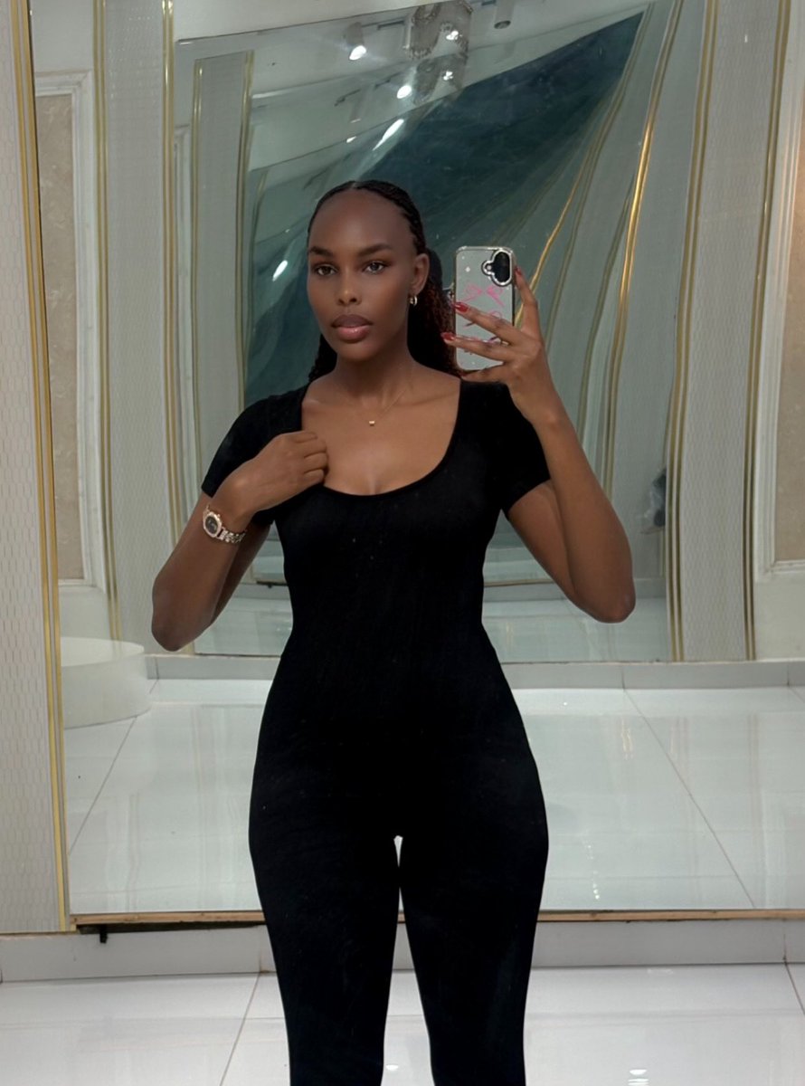 Hello Friday! 🫶🏽🖤