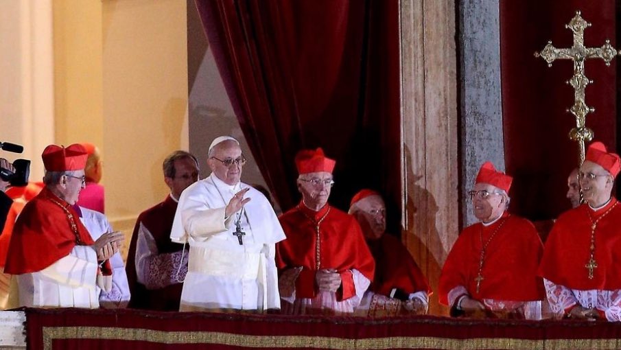 MartinDandach's tweet photo. Se cumplen 13 años desde que Jorge Mario Bergoglio se convirtió en el Papa Francisco. Muchos no se esperaban que detrás de ese hombre que se acercaba de forma lenta y sencilla al balcón de la Plaza de San Pedro, se venía uno de los procesos mas revolucionarios de la historia de la Iglesia Católica. Estaban por llegar las transformaciones que generarían millones de nuevos fieles, la cercanía con los mas pobres, la misericordia como valor fundamental, la humildad como principio ordenador, el amor como necesidad, el cuidado del planeta como prioridad, la lucha contra las mayores mafias, la persecución de los abusadores, la depuración de las cuentas públicas, la transparencia, la justicia, la fraternidad y la solidaridad. Muchas luchas en silencio, pero con victorias determinantemente decisivas. La institución mas antigua de la historia se iba a convertir en la voz de los que no tienen voz, en la contención de los desamparados y en el sostén de los excluidos. Desde el fin del mundo y acompañado de lo mas profundo de las raíces de su patria a ejercer el liderazgo mas trascendental del planeta. Finalmente con un legado enorme que seguir y con una historia que hasta el día de hoy se sigue escribiendo. De lo que no tengo dudas es que si el Papa es el vicario de Cristo en la tierra, Francisco fue el que mejor lo representó.