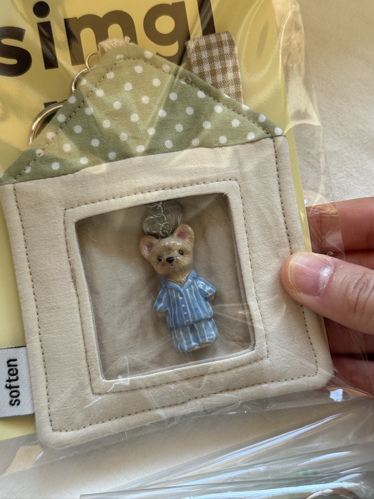 요즘 다니는 도자기 공방 심기록 선생님이 참여하신 팝업에 다녀왔어요,,, 선생님 작업 너무. 작고. 귀여워요. . .