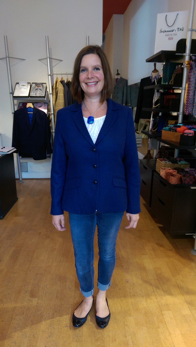 Shalltailors's tweet image. The perfect look for the weekend.

Cool blue wool tailored jacket which Claire wore with her fab jeans. Boom! 💙

#Bespoke #womenswear #Stylish #inspiration #AllUKmade