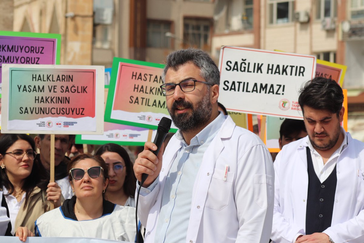 urfatabip's tweet photo. Türk Tabipleri Birliği öncülüğünde, sağlık sistemindeki sorunlara dikkat çekmek ve emeğimize, mesleğimize ve halkın sağlık hakkına sahip çıkmak için 11 Mart’ta Diyarbakır’dan başlayarak 14 Mart’ta Ankara’da son bulacak olan Beyaz Yürüyüş, bugün Şanlıurfa’da TTB Merkez Konsey üyeleri, Urfa Emek ve Demokrasi Platformu, CHP ve DEM Parti İl Örgütlerinin de katılımıyla gerçekleştirildi. Ali Şelli Parkı’ndan Topçu Meydanı’na gerçekleştirilen yürüyüşün ardından basın açıklamamızı yaptık. Açıklamamızda Sağlıkta Dönüşüm Programı’nın halkın sağlık hakkında ve hekimlerin özlük ve ekonomik haklarında yarattığı tahribata dikkat çekerek, sağlıklı bir toplum için özgürlük, barış ve demokrasinin şart olduğunu; başka bir sağlık sisteminin mümkün olduğunu vurguladık.

Eylemimizin ardından TTB Beyaz Yürüyüş otobüsünü, odamızdan da katılımcıların eklenmesiyle Gaziantep’e uğurladık. Eşit, anadilinde, ücretsiz, ulaşılabilir bir sağlık hizmeti mümkün olana dek, insan onuruna yaraşır çalışma koşulları gelene, haklarımızı alana dek mücadelemize devam edeceğiz.