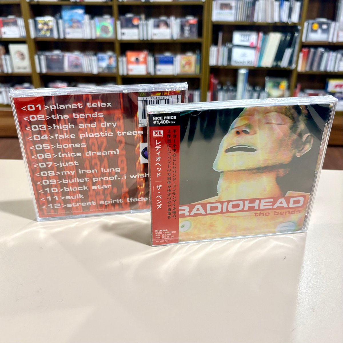 TOWER_Shibuya's tweet image. 【#Radiohead】

31年前の今日、1995年3月13日。
レディオヘッドのセカンド・アルバム『The Bends』がリリースされました。

「Creep」の巨大な影に苦しみながらも、彼らが「本物の天才」であることを証明し、90年代のロック史を塗り替えた金字塔📀