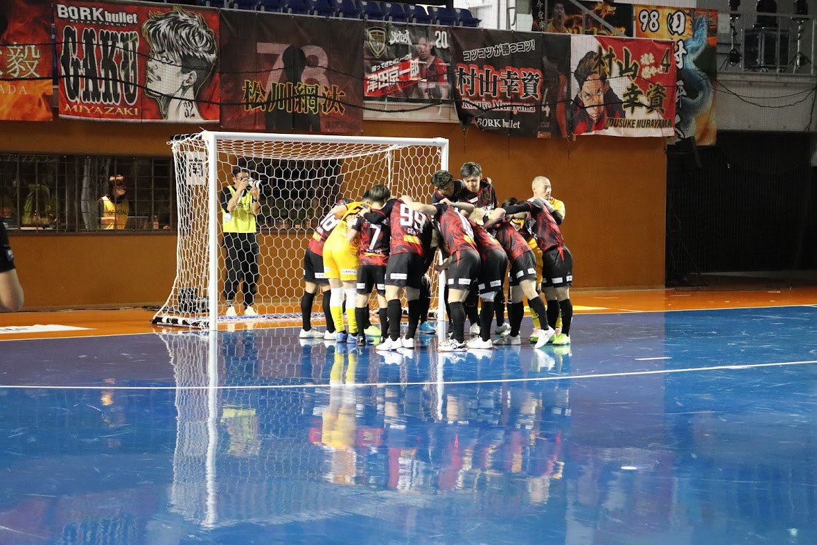 明日から全日本フットサル選手権🔥
このメンバーで戦える最後の大会！！！
全員で楽しんで勝つ💪🏼
応援よろしくお願いします🙏
🏟️岸和田市総合体育館
🆚ヴォスクオーレ仙台
⏰16:45 kick off
#メットライフ生命fリーグ
#ボルクバレット北九州
#desporte
#ヒサと共に
#そしじ