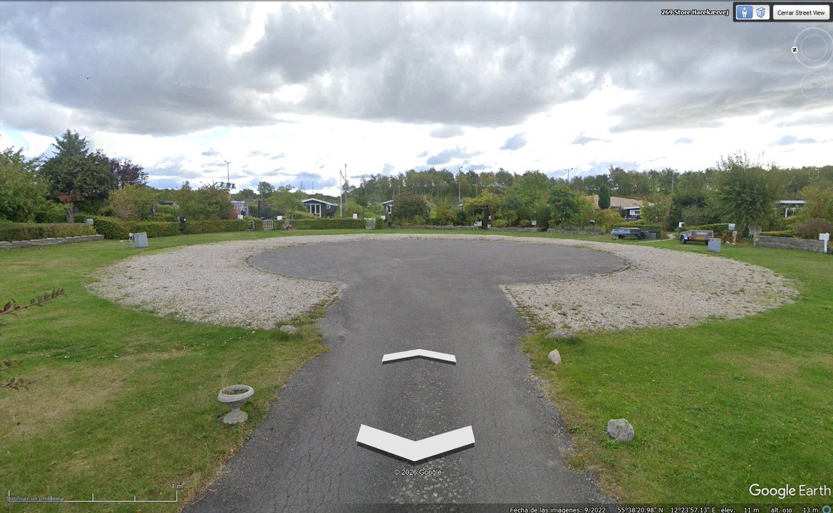 samuelrivasd's tweet photo. @maumanfan @lopedetoledo @Pedro_Torrijos Hay Google Earth. Quizás no hay servicios cerca, y la plaza no tiene un uso aparte de ser un estacionamiento, pero no hay setos de 2 mt de altura hacia ella, lo que da un espacio visual amplio. Mobiliario urbano y juegos podrían ser bienvenidos. https://t.co/TvyVkheTuJ