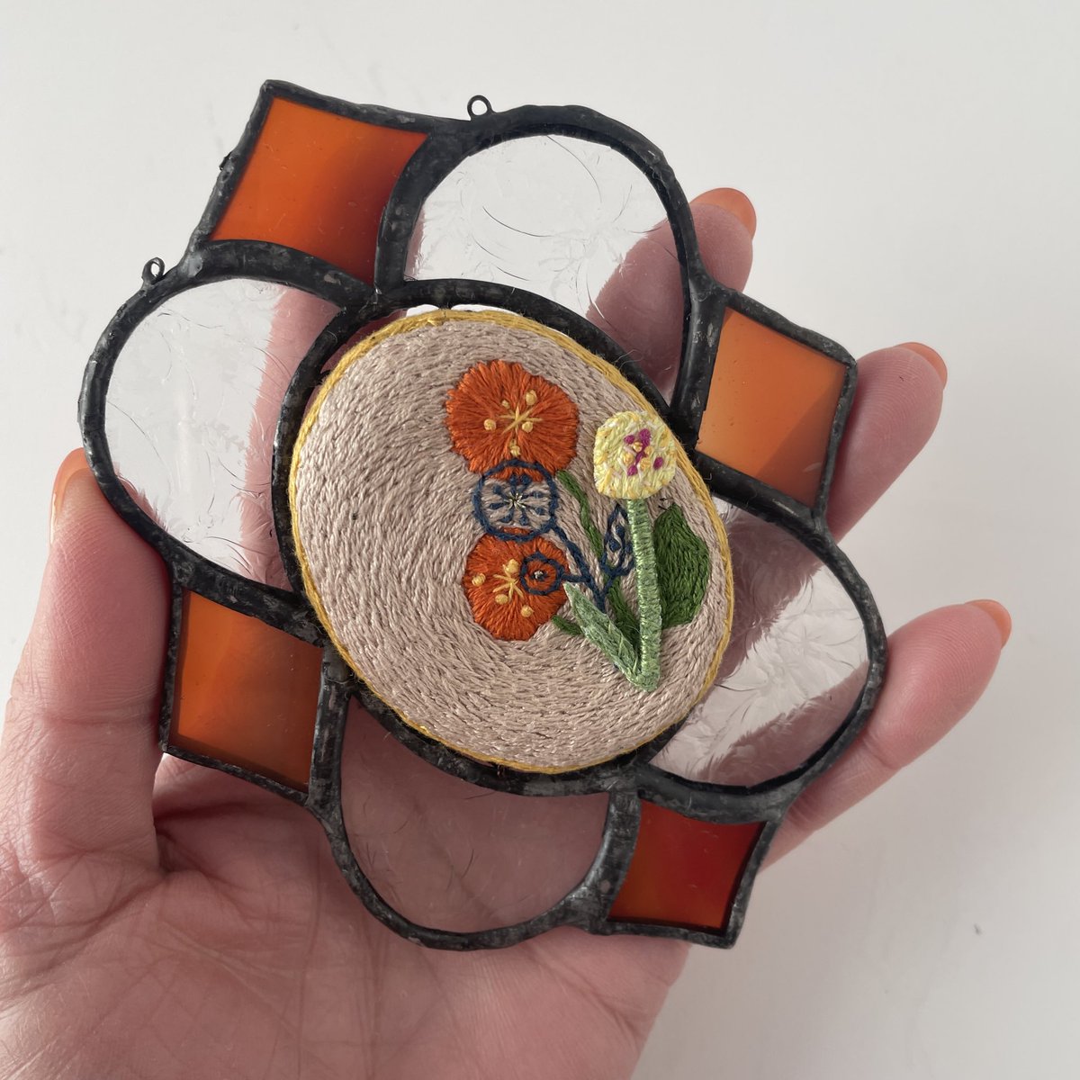 🌷

"omokage"

stained glass × embroidery
今回の展示では
ガラスとのコラボレーションにも
挑戦しました。
20日から福岡
krank marcelloにてご覧いただけます