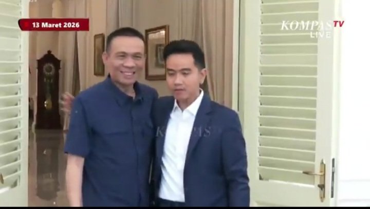 Setelah dateng ngemis minta maaf ke jokowi di solo, sekarang sungkem ke anaknya di jakarta. Bener bener ini mah bukan karena tekanan atau ancaman tapi ini penghianat. Punggung rismon di tepuk tepuk gibran sepertinya sudah di anggap best friend 🤬 rismon aktor ulung main drama 💩