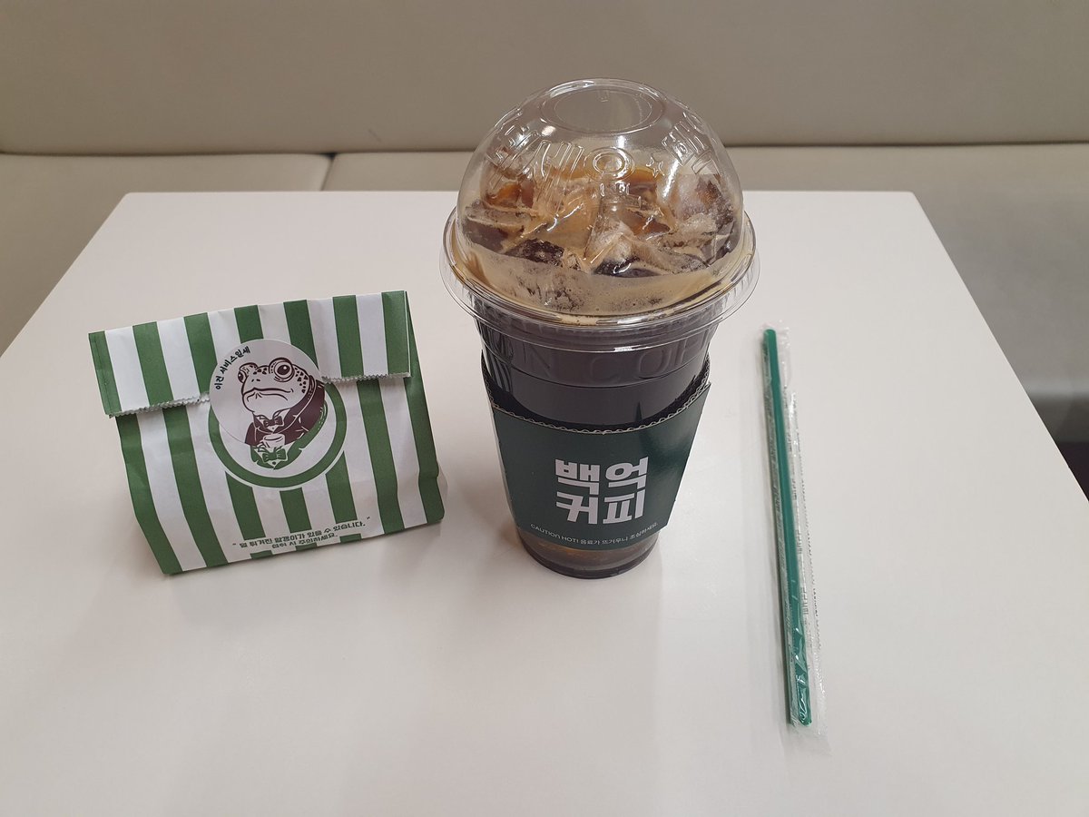 bulewine28's tweet photo. 아이스 아메리카노 &amp; 카라멜 팝콘☕️🍿
#백억커피 #10BILLIONCOFFEE
#アメリカーノ #coffee #コーヒー #카라멜팝콘 https://t.co/TvZvXe9UWU