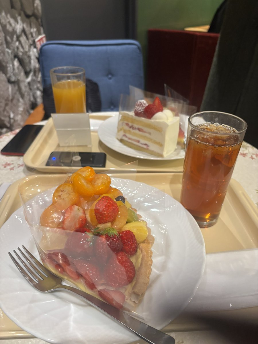 MSACGUY's tweet photo. white dayにケーキ食べ放題連れて行ってもらった
いっぱい食べてしまった🈵
ごちそうさまでした〜 https://t.co/0otz8DaHFG