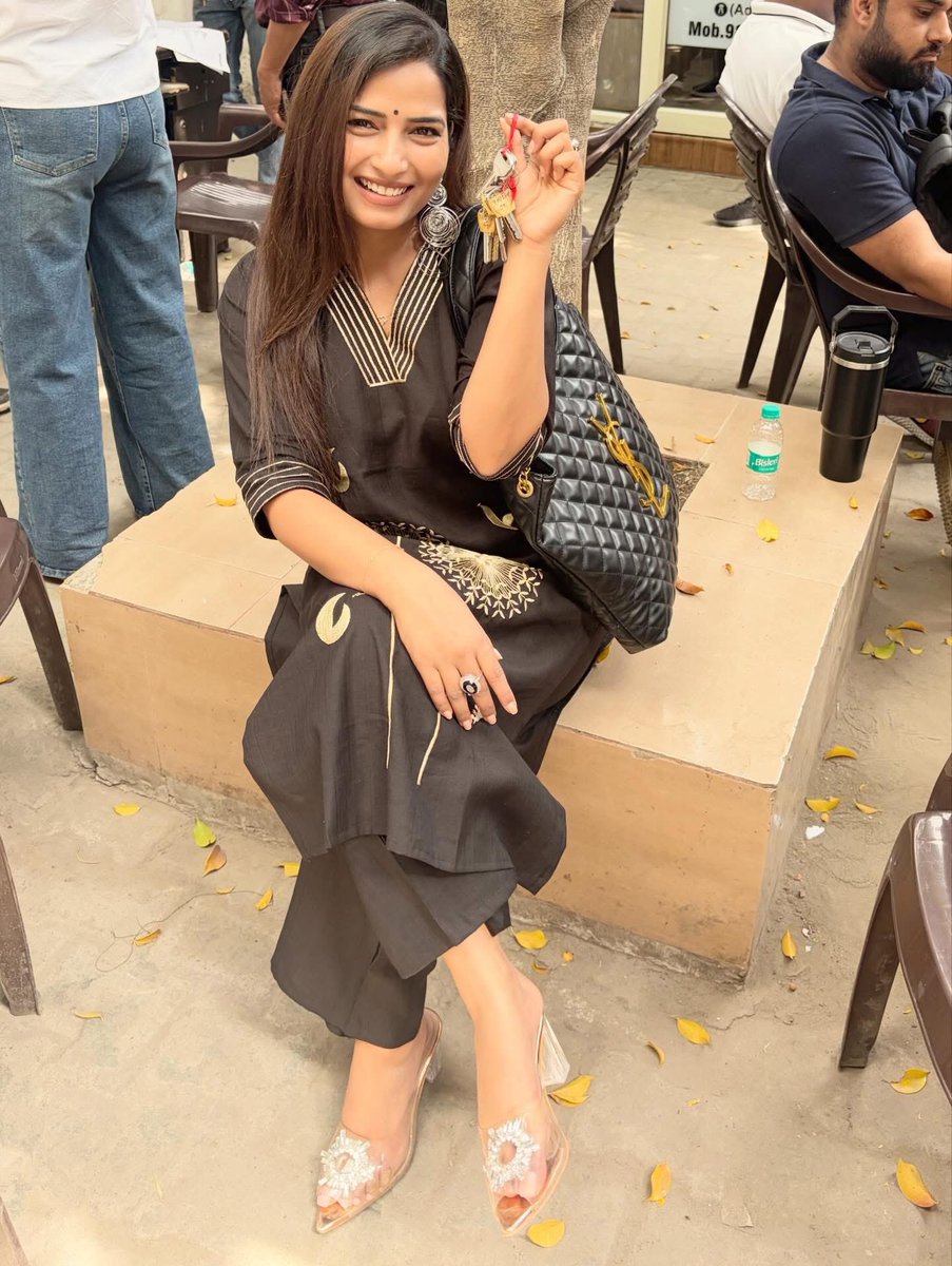 RajLaveena's tweet photo. अपने सपनों के शहर नोएडा में आज मैं किरायेदार से मालकिन बन गई हूँ..
बालाजी की कृपा हमेशा बनी रहे ❤️🙏🏻 https://t.co/WjMVWU9fej