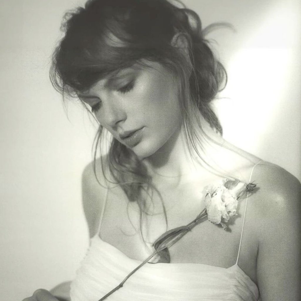 นึกถึงเพลงนี้ของ taylor เรียนตามที่แม่บอกมาตลอดและทำได้ดี พอขึ้นม.ปลายสอบตกครั้งแรก เริ่มคิดได้ จนอายุ 18 เห็นภาพตัวเองชัดเจนว่าอยากเรียนคณะไหน อยากทำงานอะไร หาข้อมูลไปสู้กับแม่จนชนะเพราะอยากเรียนคณะภาษา ปีนี้อายุ 22 กำลังจะเรียนจบ แต่ไม่รู้อะไรเลย จะเอาไงกะชีวิต 😭😭😭