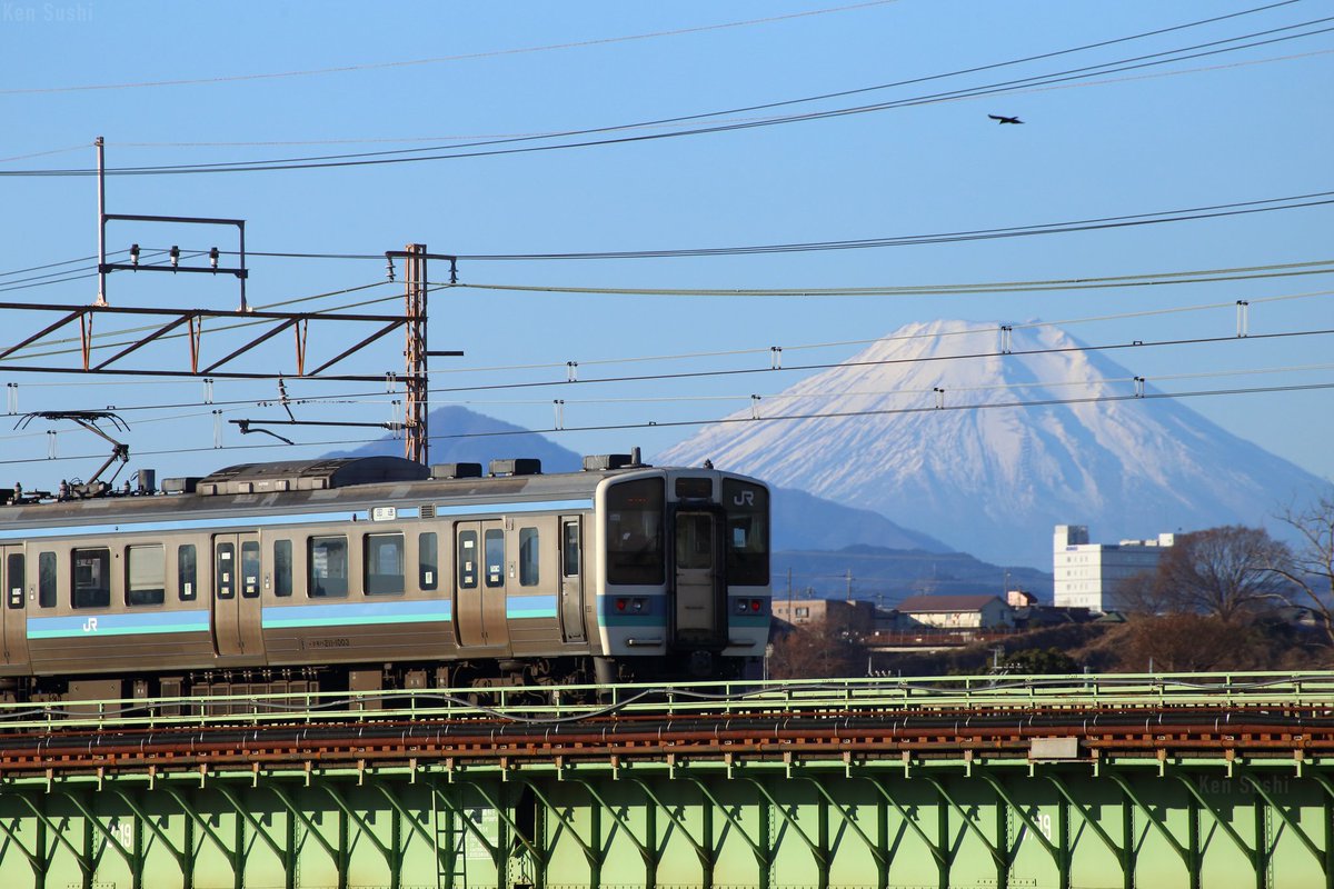 KenSushiJP's tweet photo. 中央線211系と富士山　多摩川にて https://t.co/a94mxDq0Ht