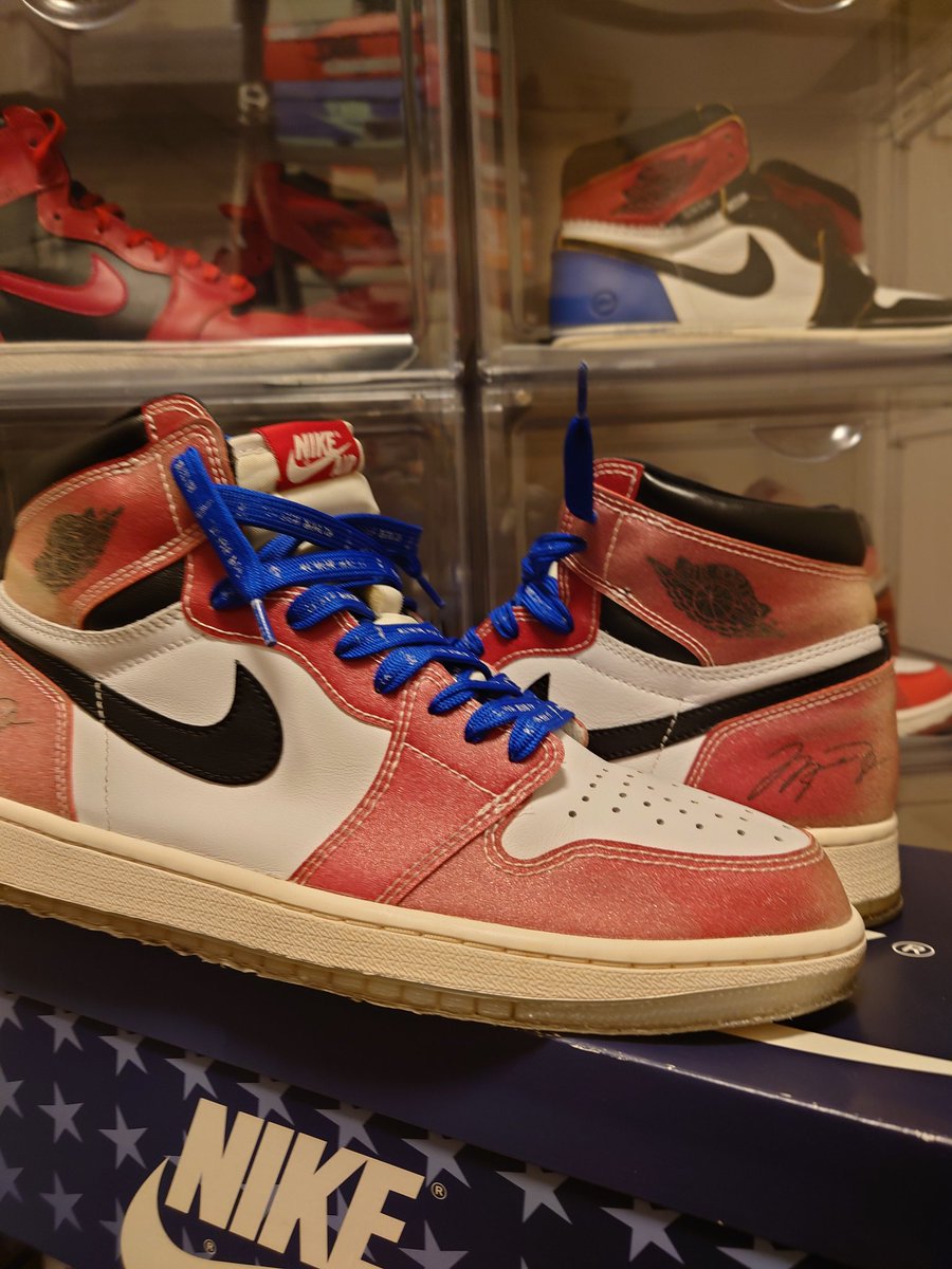 FantasistaRed's tweet photo. 仕事終わりに8kicksさんに行くと………
Trophy Room × Nike Air Jordan 1 Retro High "Chicago" (Friends and Family) (Blue Laces)
こんな状態であの値段は✨
しかもマイサイで🤩
御縁に感謝です🙇
#8kicks
#AJ1 https://t.co/EEYiC8ffEp
