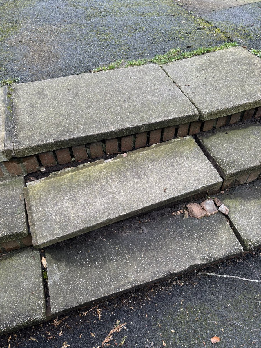 bab1192's tweet photo. @TamesideCouncil dangerous broken step on the cut through between Talbot Road and Hough Lane, Newton. Has been like this for a few weeks and is deteriorating https://t.co/6zcxqnlkN5