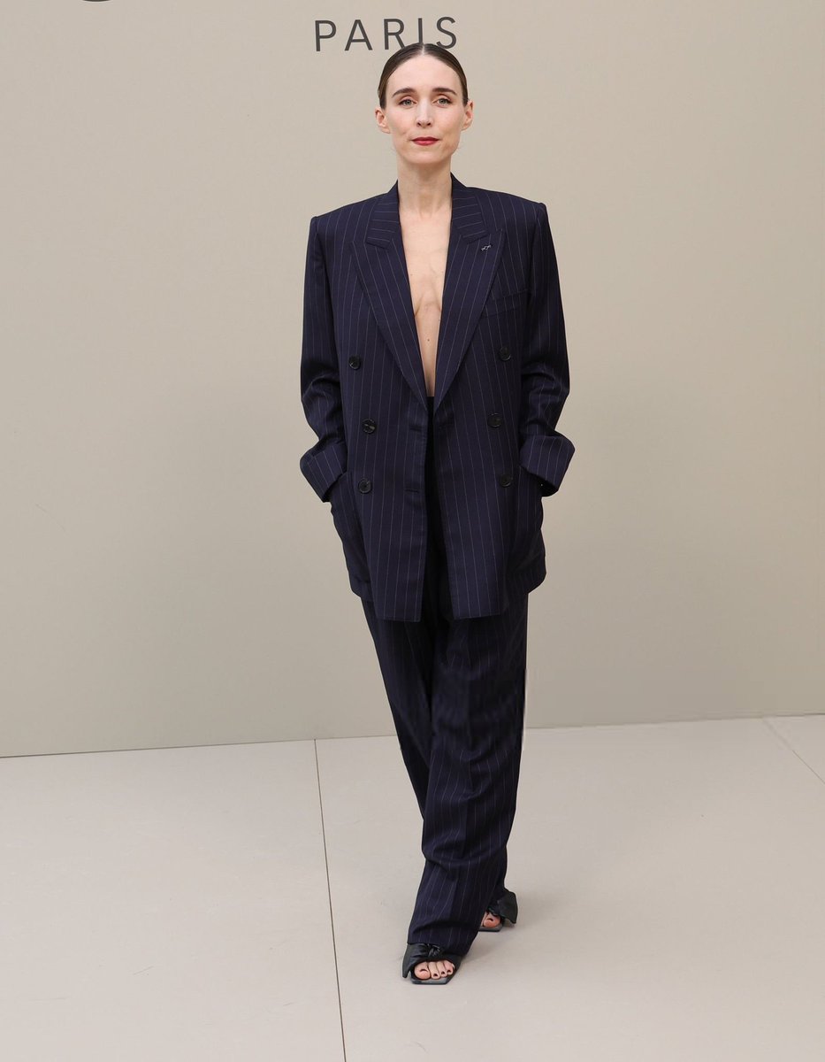 eBGuC279ieWYYMP's tweet image. #1日1ルーニー・マーラ 

パリにて開催の #Givenchy ファッションショーに出席した、最新の "素肌スーツルーニー" がエロ格好良過ぎる件🕴️♀️💕