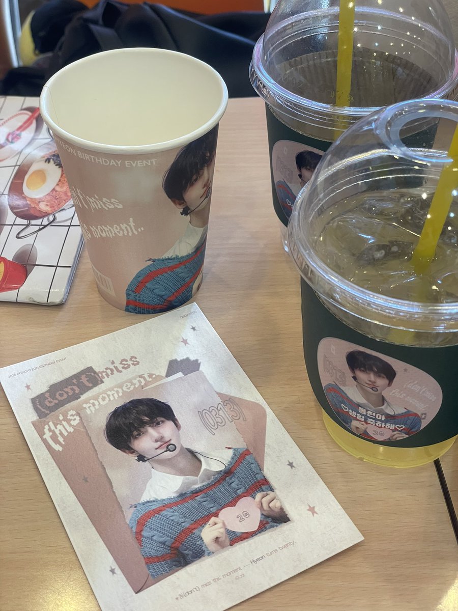 hynuhc's tweet photo. 오늘 커피차 진행하고 있는데
김가네 이모님이 음료 기다리면서 저랑 이야기하다가 갑자기 동현이 사인 볼래냐고 물어보시더니 가게 안으로 데리고 들어가셔서 벽에 걸린 게 아니라 서랍에 보관해둔 동현이 사인을 보여주셨어요
“데뷔 전에 덕분에 힘 많이 얻었습니다”
라고 써있었어요..ㅜㅜ https://t.co/46Fu9mGGcP