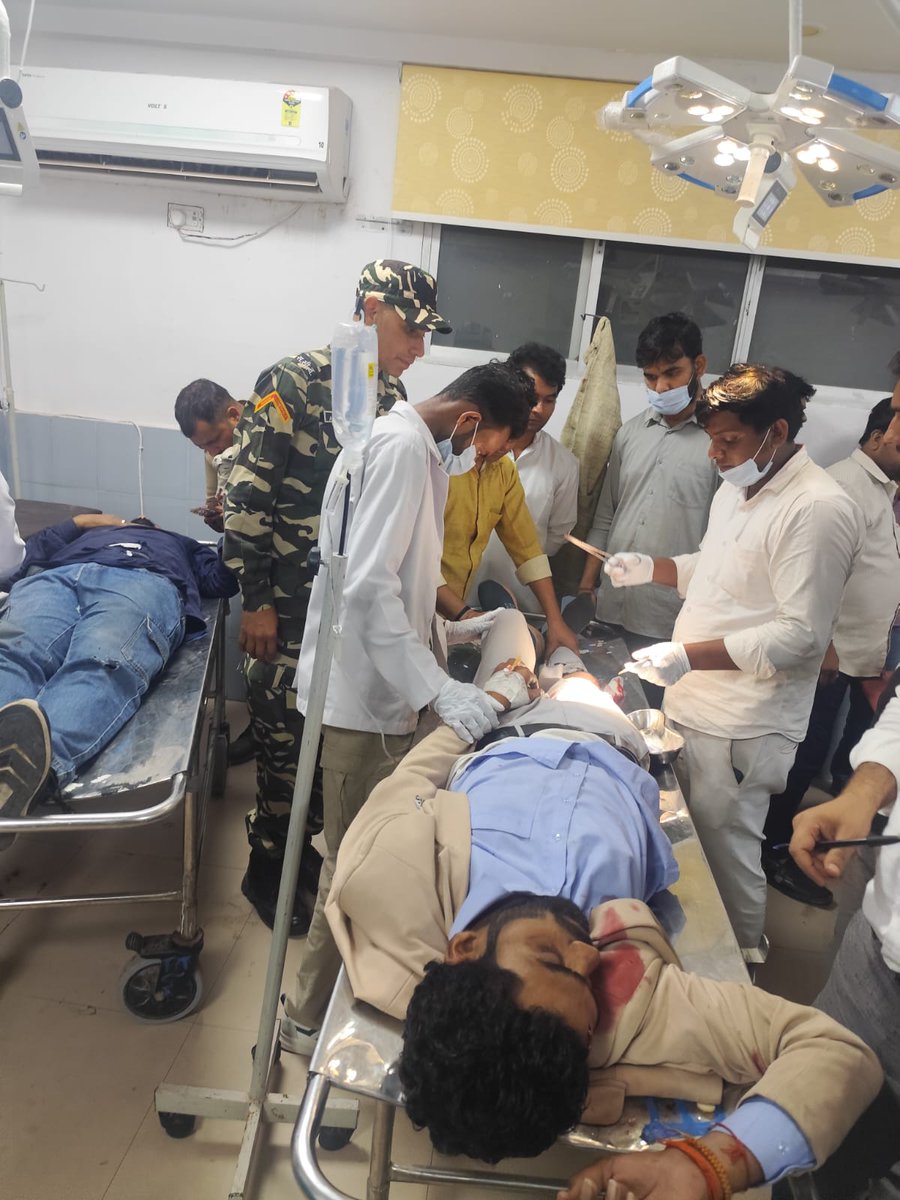 43BnSSB_INDIA's tweet image. 43वीं वाहिनी स.सी.बल, सिद्धार्थनगर के कार्मिकों द्वारा मुख्यालय के समीप हुई एक मार्ग दुर्घटना में घायल 03 व्यक्तियों को वाहिनी की एम्बुलेंस से तत्काल जिला अस्पताल,  पहुँचा कर सहायता प्रदान किया गया।
@SSB_INDIA 
@SSBFTRLUCKNOW 
@SSBSHQGKP 
 #HumanityFirst #EmergencyResponse