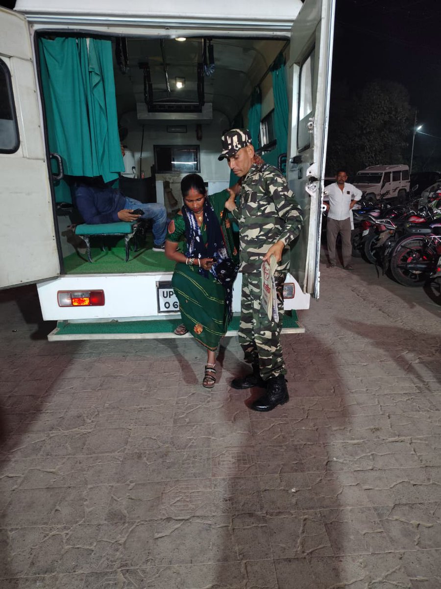 43BnSSB_INDIA's tweet image. 43वीं वाहिनी स.सी.बल, सिद्धार्थनगर के कार्मिकों द्वारा मुख्यालय के समीप हुई एक मार्ग दुर्घटना में घायल 03 व्यक्तियों को वाहिनी की एम्बुलेंस से तत्काल जिला अस्पताल,  पहुँचा कर सहायता प्रदान किया गया।
@SSB_INDIA 
@SSBFTRLUCKNOW 
@SSBSHQGKP 
 #HumanityFirst #EmergencyResponse
