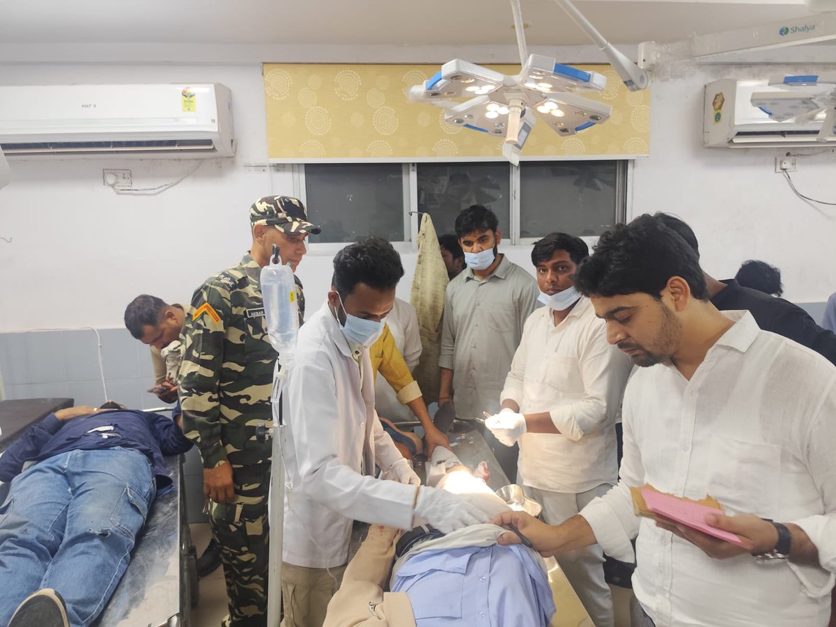 43BnSSB_INDIA's tweet image. 43वीं वाहिनी स.सी.बल, सिद्धार्थनगर के कार्मिकों द्वारा मुख्यालय के समीप हुई एक मार्ग दुर्घटना में घायल 03 व्यक्तियों को वाहिनी की एम्बुलेंस से तत्काल जिला अस्पताल,  पहुँचा कर सहायता प्रदान किया गया।
@SSB_INDIA 
@SSBFTRLUCKNOW 
@SSBSHQGKP 
 #HumanityFirst #EmergencyResponse