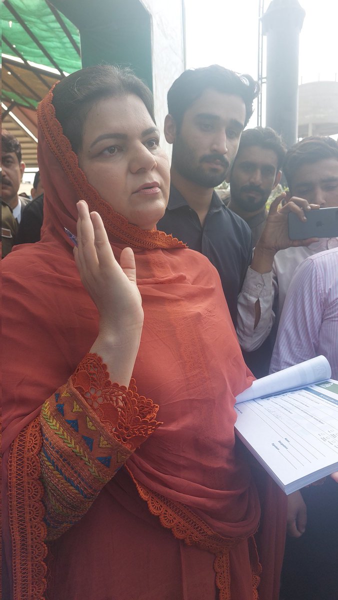 MirzaAlmateen's tweet photo. سلمی آپا کی میرے شہر ٹوبہ ٹیک سنگھ آمد 

سہولت بازار  کا دورہ کیا 
خریداروں سے بات چیت کی لوگوں سے مریم نواز کے ریلیف کے بارے میں معلومات لیں 
لوگ خوش اور مطمئن  نظر آئے 
@MaryamNSharif 
@SalmaButtPMLN https://t.co/mND8TMOSsX