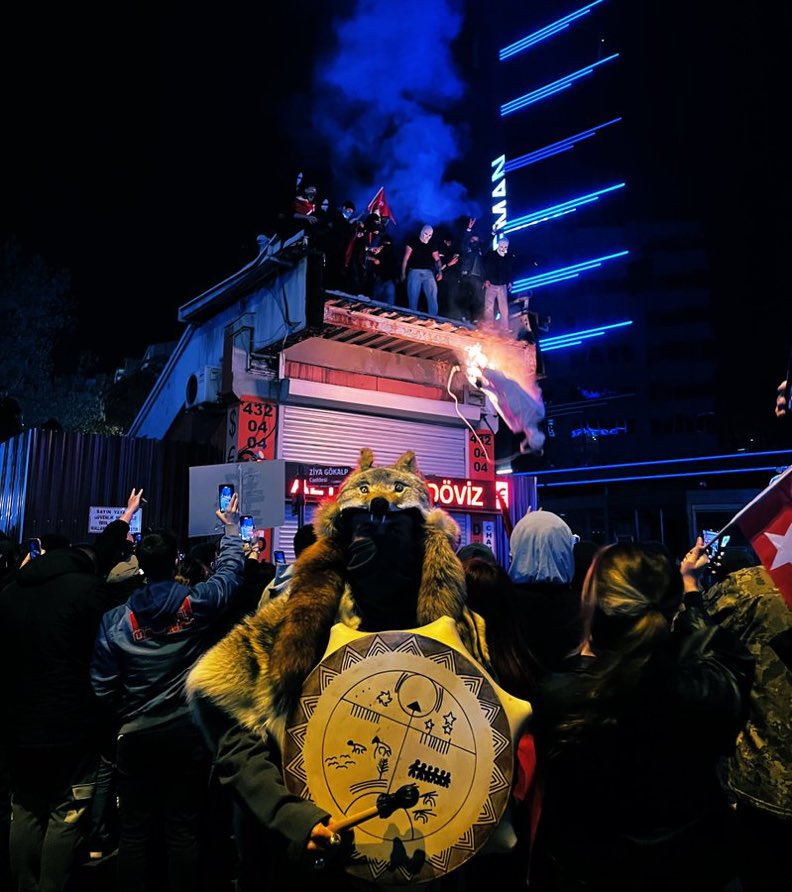 Toplum Çalışmaları Enstitüsü raporuna göre:

“Eğitim seviyesi arttıkça Türk milliyetçiliği artıyor.”