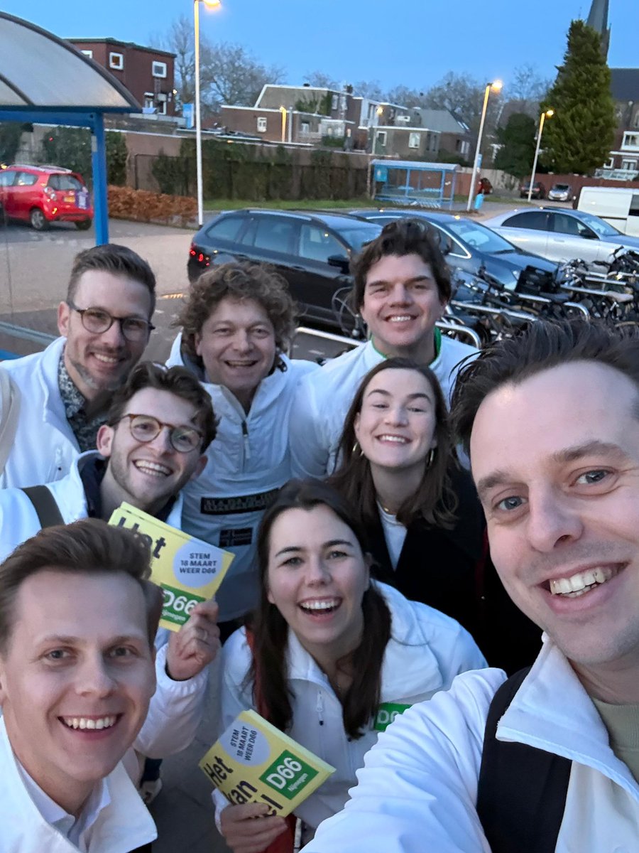 Rondje door de Hazenkamp. Weer of geen weer. 

Mooie gesprekken over vertrouwen in de overheid, het bouwen van betaalbare woningen én digitalisering gisteravond. 

Bijna 18 maart 🤓