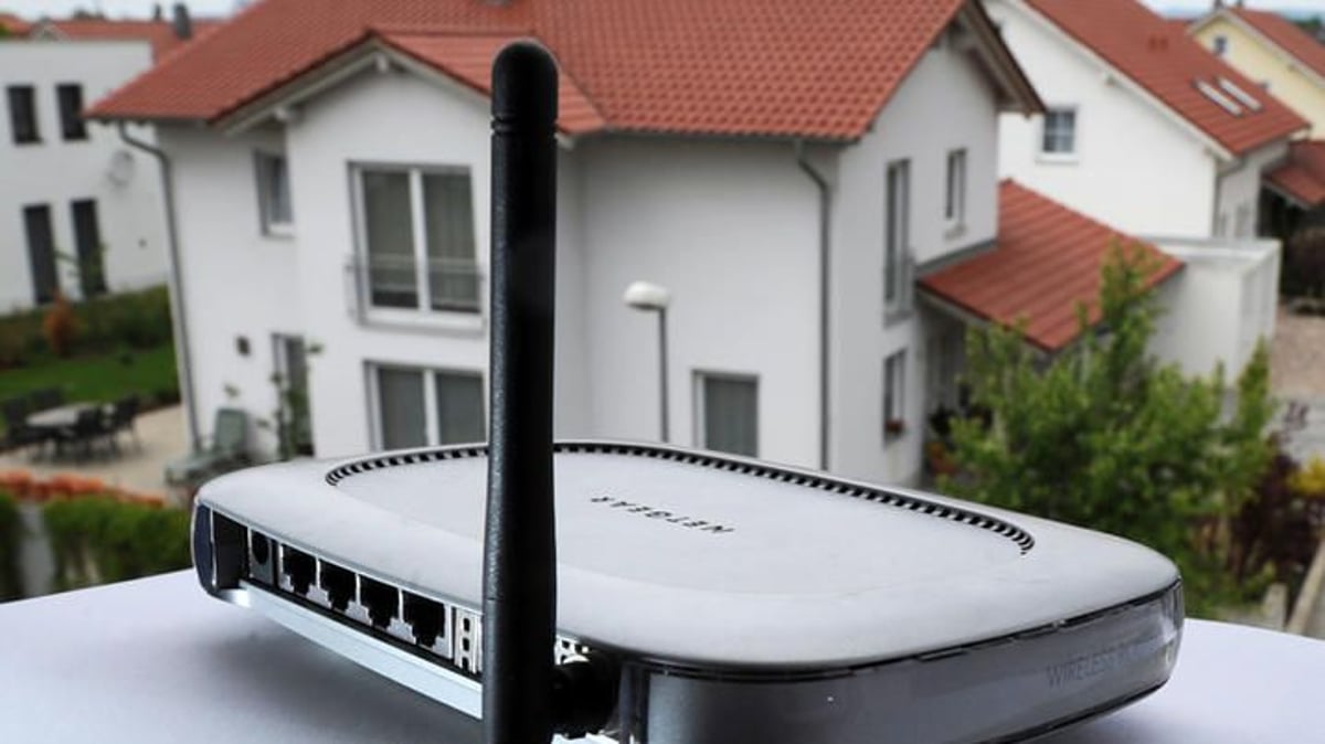 Schwaebische's tweet photo. Frühere Kündigung für mehr Internetnutzer möglich: Ein Gerichtsurteil zur Vertragslaufzeit beim Glasfaseranschluss stärkt nach Angaben des Verbraucherportals Finanztip auch Verbraucherinnen und Verbraucher mit Kabel- und DSL-Verträgen. https://t.co/Jgg4EvAwlZ https://t.co/grR0IaQVs8