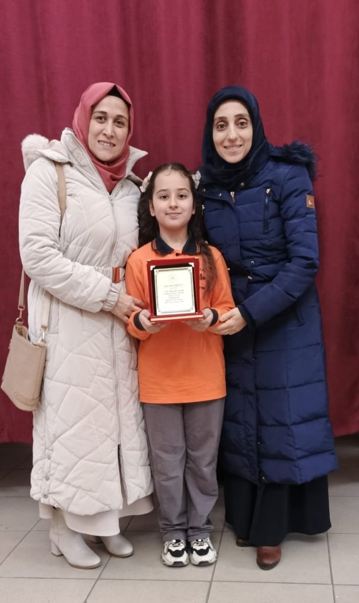 AlaplCatak's tweet photo. 12 Mart İstiklal Marşı'nın Kabulü ve Mehmet Akif Ersoy'u Anma Günü etkinlikleri çerçevesinde ilçemizde düzenlenen yarışmalarda İlkokul Resim dalında ilçe https://t.co/jz12vrWHWv olan öğrencimiz Hifanur DEM��RCAN ve öğretmeni Fazilet YAVUZ'u tebrik ederiz.
#12Martİstiklalmarşı https://t.co/27uCXgHyfx