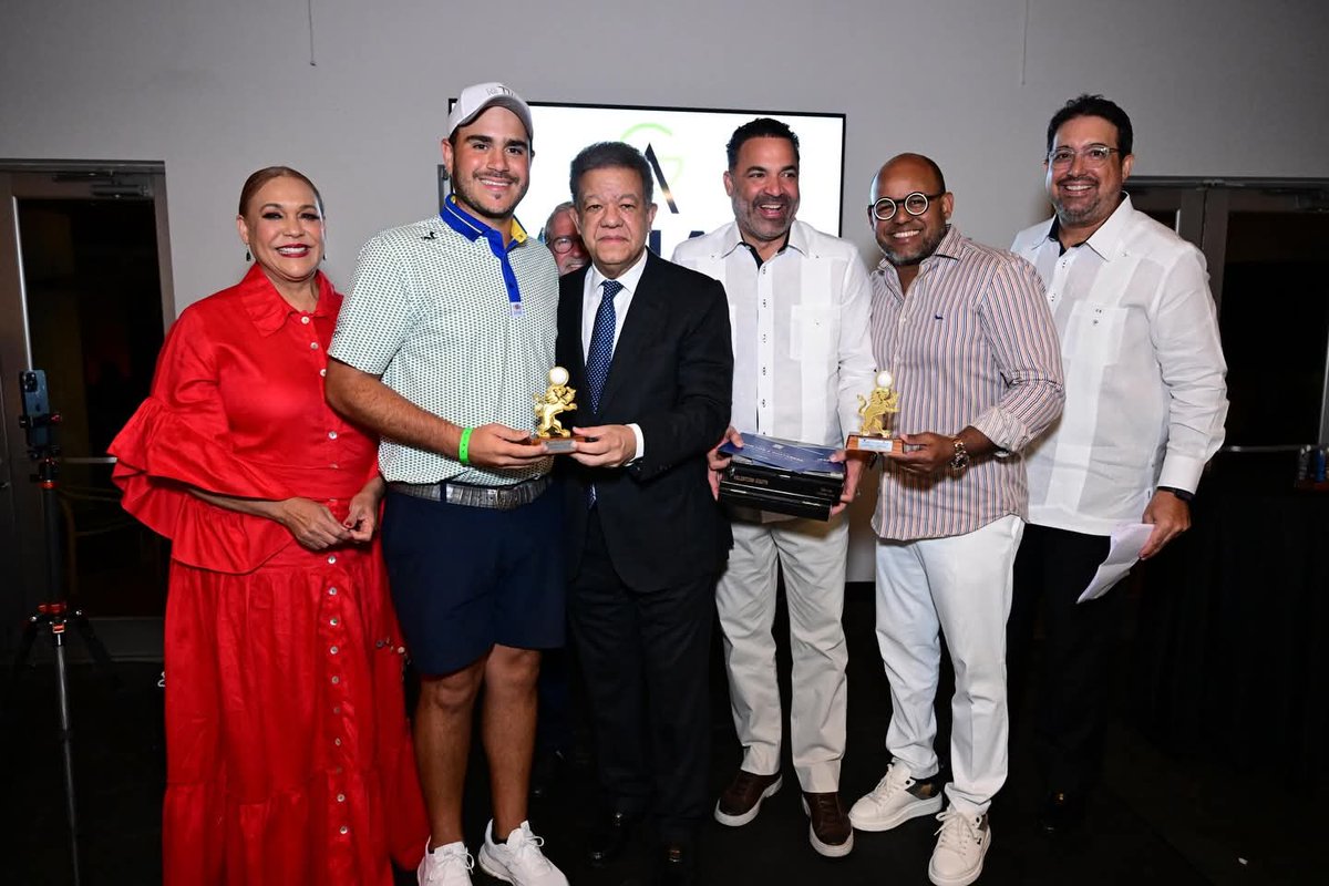 alvarezquezada4's tweet photo. ¡Qué orgullo ver a dominicanos y amigos internacionales en el Torneo de Golf Funglode-GFDD! Leonel Fernández encabezó una clausura llena de gratitud y visión de futuro.
#Funglode #GFDD #Golf #Solidaridad #Desarrollo https://t.co/cNvZxbyujc
