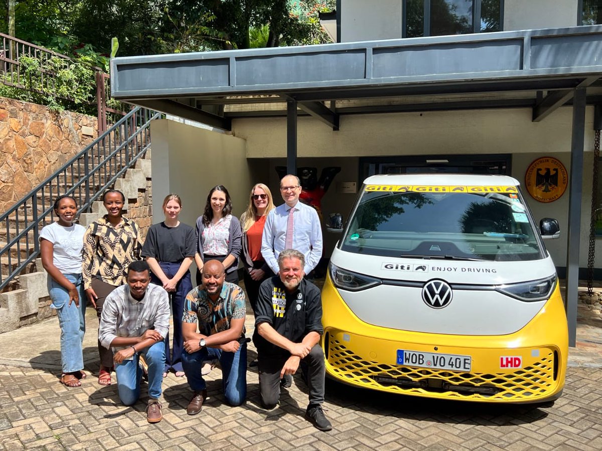 GermanyinRwanda's tweet image. A stop in 🇷🇼
Multi-Guinness World Record holder Rainer Zietlow passed through #Rwanda during his record-breaking global journey in an electric Volkswagen ID. Buzz making a stop at the #GermanEmbassyKigali 
Safe travels on the roads ahead! @VWRwanda #IDBuzz #VW #GermanEngineering