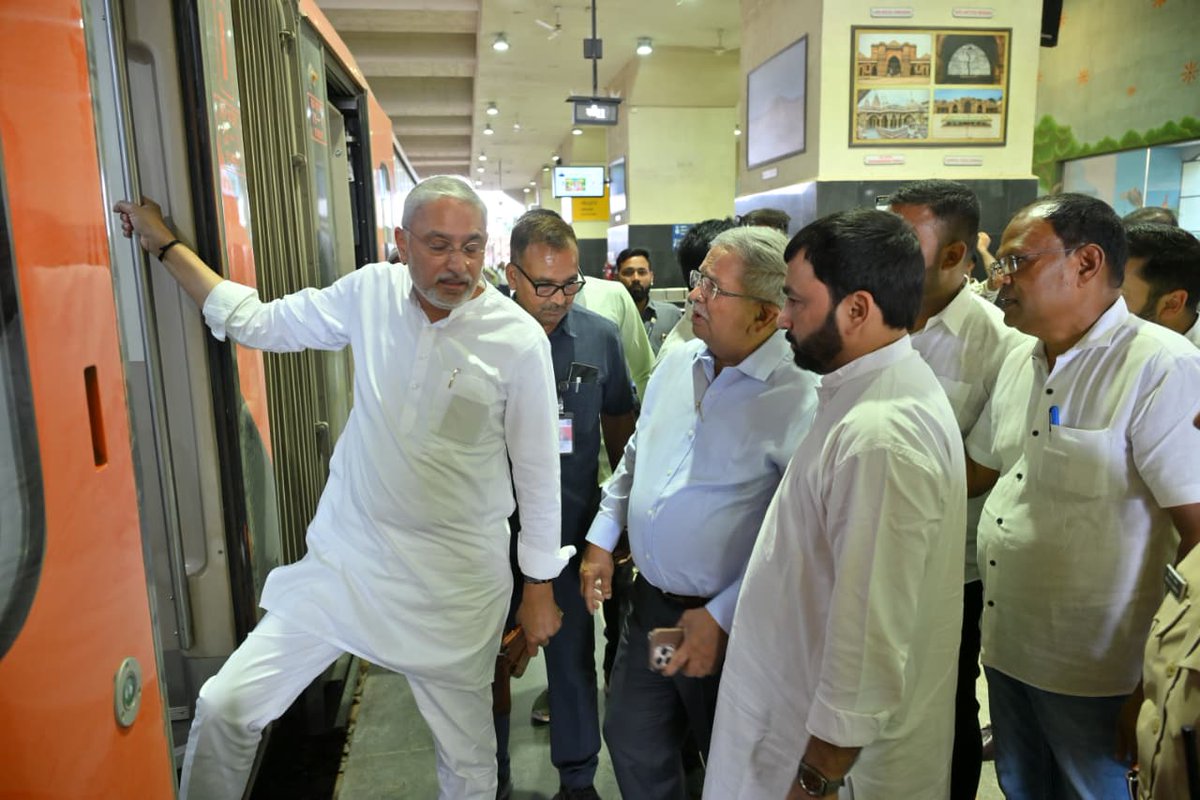 સાદગી, સેવા અને સંકલ્પ - પ્રદેશ અધ્યક્ષ શ્રી જગદીશભાઈ વિશ્વકર્મા સાહેબની વલસાડ માટેની ટ્રેન યાત્રાની શરૂઆત..