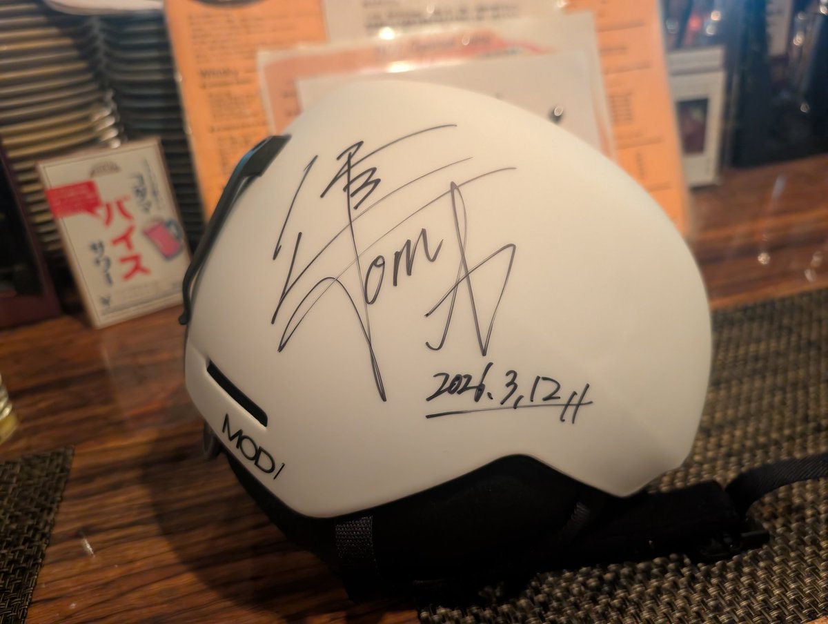 mmsgog's tweet photo. 知り合いのお店で晩ご飯中に、ミラノオリンピックスキーハーフパイプ日本代表の松浦透磨選手と。
サイン頂きました。次も頑張って欲しいです。 https://t.co/0PQe8Ih8He