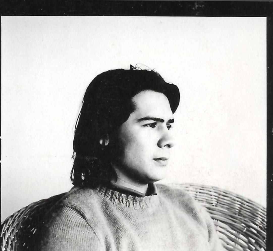 En los días de esta foto, muchas canciones apenas eran un boceto en mi cuaderno 📖.
​Si tuvieran que elegir una sola canción de mi repertorio que los haya acompañado en un momento clave de sus vidas, ¿cuál sería? 
Los leo aquí abajo, me gustaría recordar con ustedes.