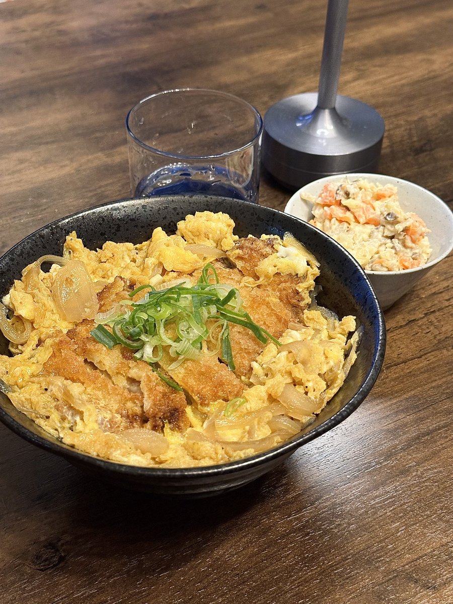 カツ丼といぶりがっこのポテサラ！手洗ってきな。