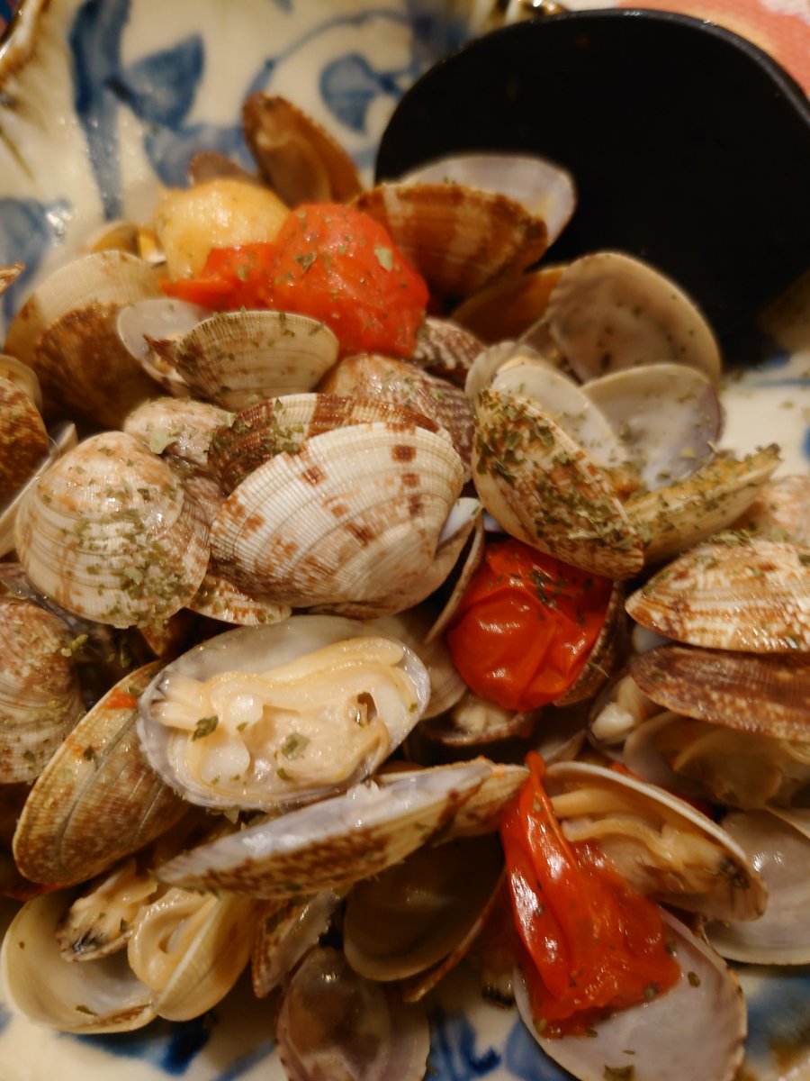 年度末のドタバタ。週末は春のおいしーもの食べたくて旬の春アサリで白ワイン蒸し！ウマー！大小問わず身がプックラして旨味抜群！春の歓び！