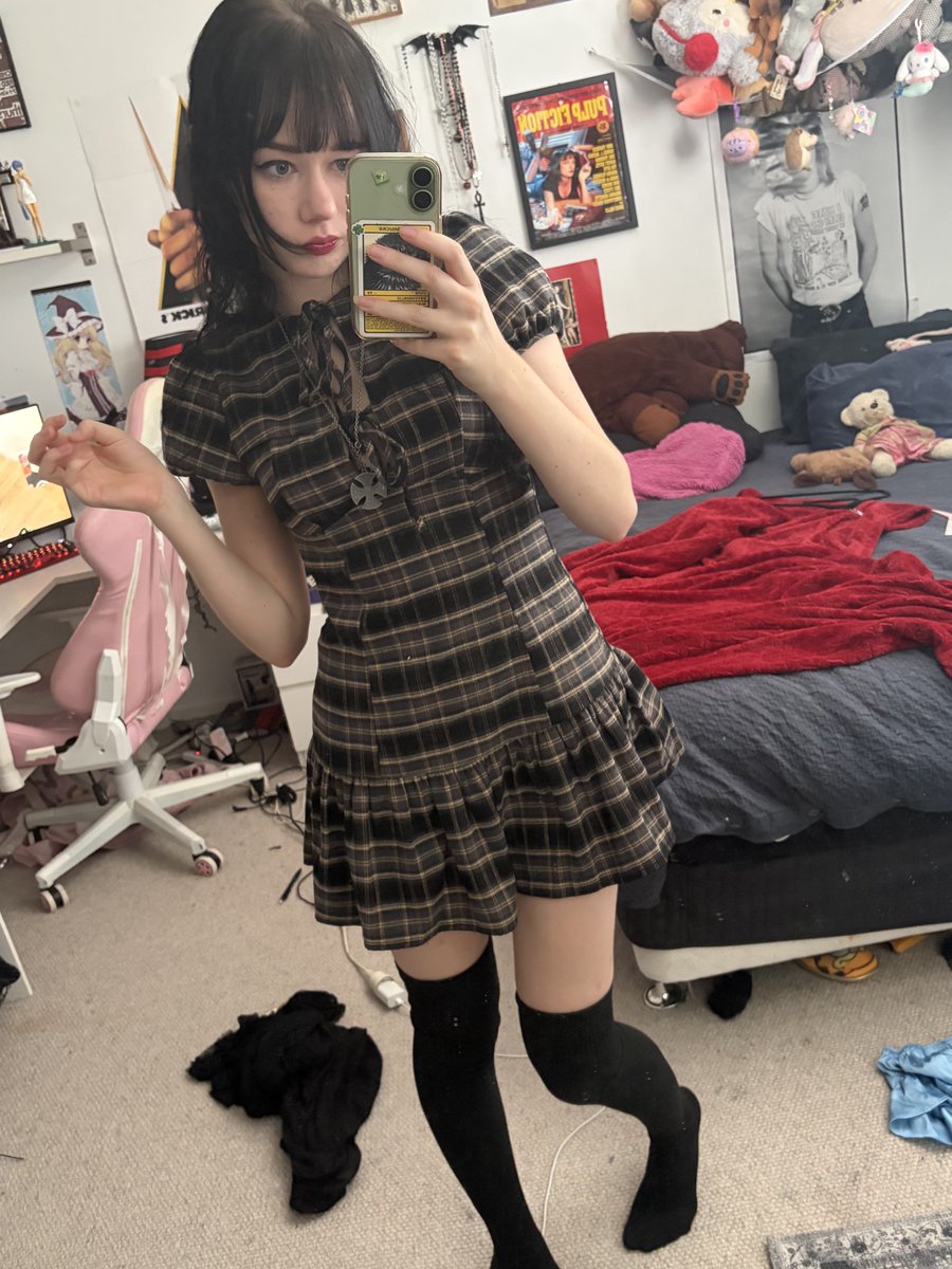 uw0ss's tweet image. saw mullholland drive on the big screen #Scary #TheyMunchinCarpetTho