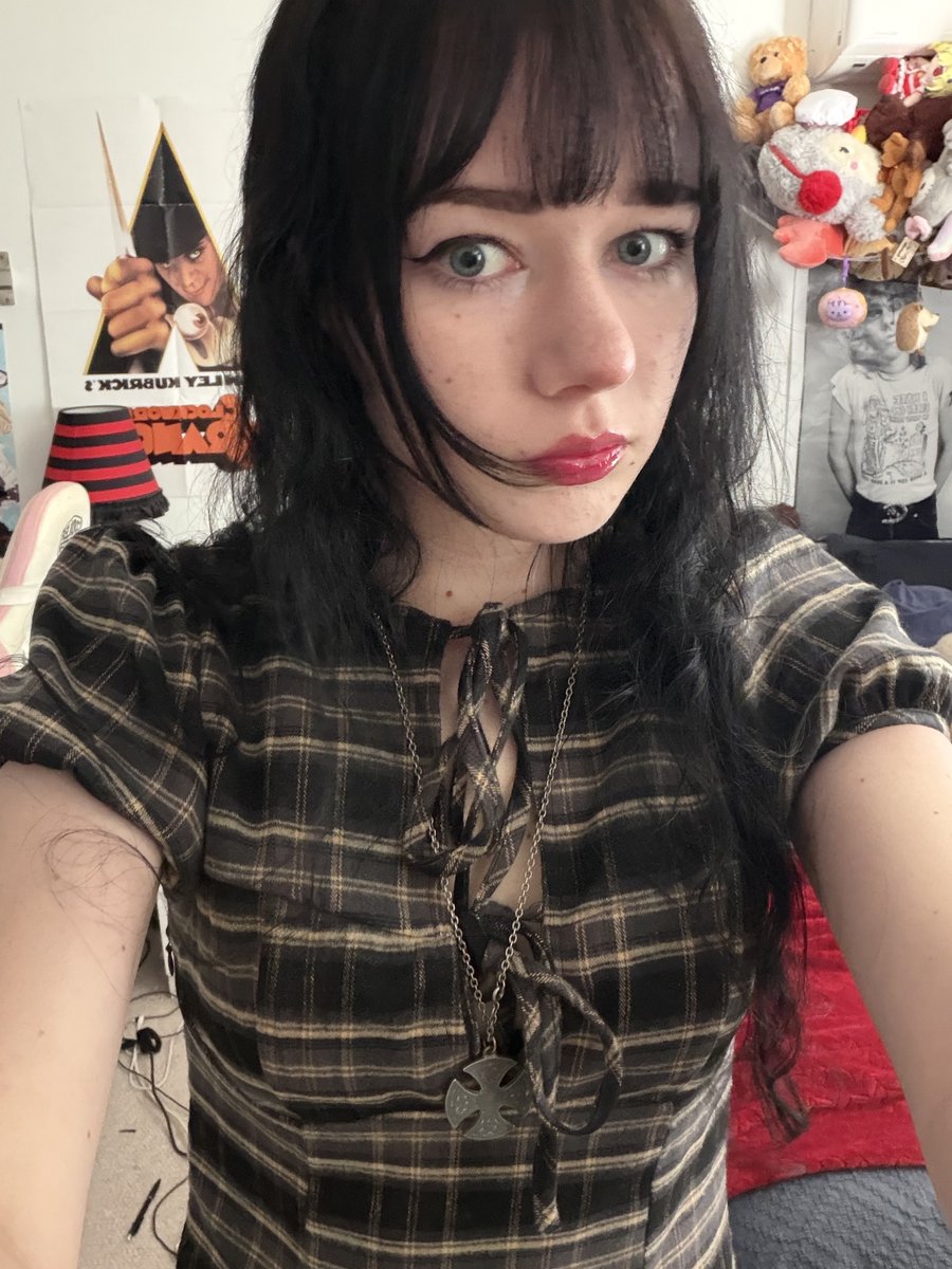 uw0ss's tweet image. saw mullholland drive on the big screen #Scary #TheyMunchinCarpetTho