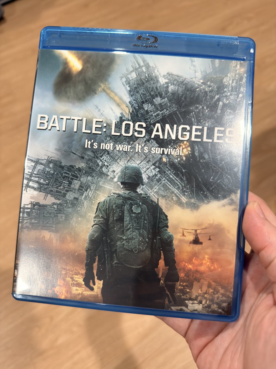 ใครที่ดูเรื่อง War Machine บน Netflix แล้วชอบ เราอยากแนะนำให้หาหนังปี 2011 เรื่องนี้มาดู Battle:LA เพราะพล็อตของ War Machine แทบจะเหมือนกับเรื่องนี้เด๊ะเลย โดยเฉพาะปมตัวละครเอก