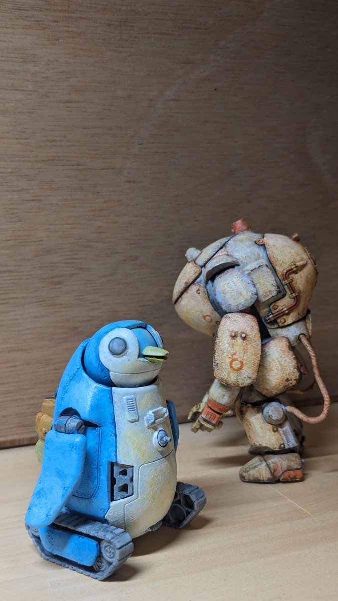 amn_mpl's tweet photo. 前回のマシーネンクリーガーの塗りの（個人的な）成功体験をもとに、がとりんぐペンギンメカさんを塗り進めています。 https://t.co/k5JOQeiEVw