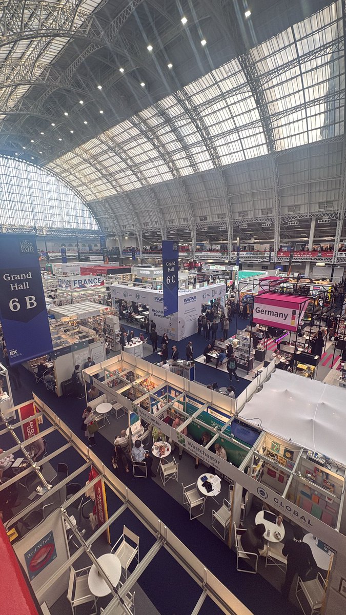 OrendaBooks's tweet photo. A HIGHLIGHT of #LBF this past week was seeing our BRILLIANT @orjankarlsson talking about his dark, bestselling #ArcticMysteriesSeries (t. by @ioagiles)❤️
What was your favourite part of the festival?
#TeamOrenda #LondonBookFair #IntoThinAir #IntoTheDark #AuthorChat #BookFair https://t.co/ej66TGka4Z