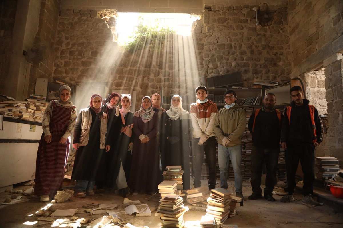 🚨In Gaza, volunteers from Eyes on Heritage are rescuing and restoring rare books and manuscripts from the historic Great Omari Mosque library, after Israeli bombing during the genocide devastated this historic collection. Of nearly 20,000 volumes, only 3,000–4,000 remain‼️