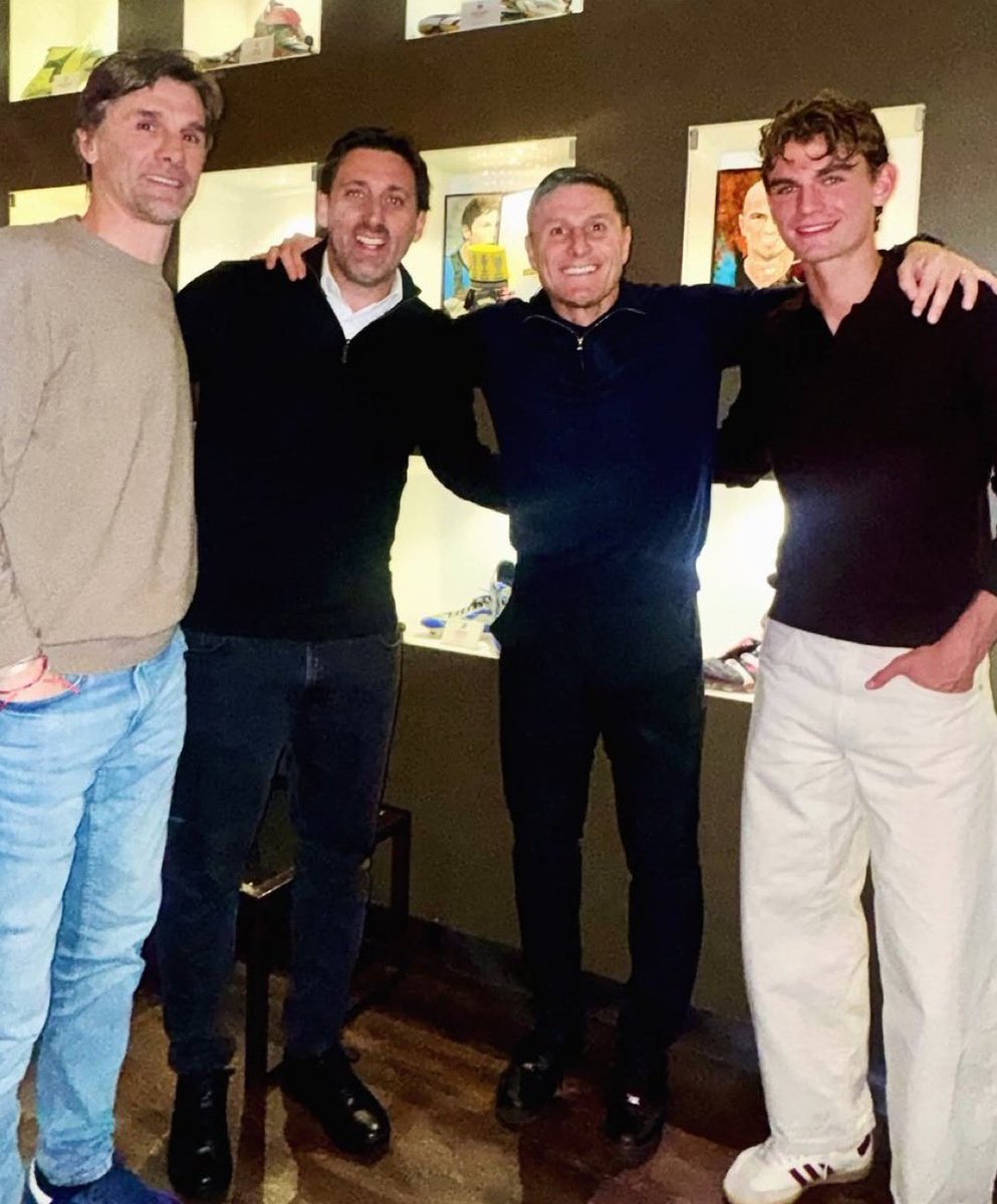 EnjoyInter's tweet photo. 🔥🇦🇷 🍽️ Last night Nico Paz was at dinner in Zanetti's restaurant with his father and Milito. https://t.co/XTEvAj7yAU