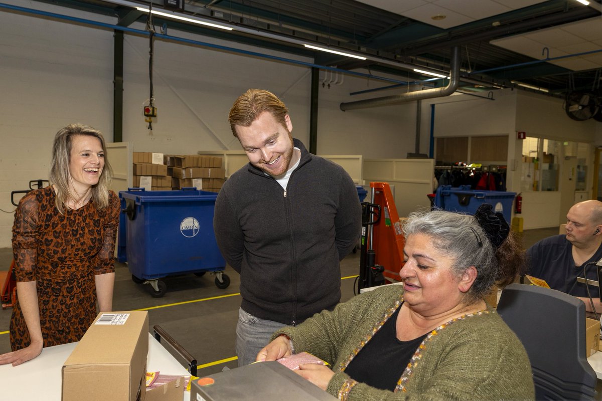 JustinFlapper's tweet photo. Namens @d66Leeuwarden op bezoek bij Caparis in Leeuwarden. Even meedraaien op de werkvloer en in gesprek met medewerkers. Indrukwekkend om te zien hoeveel waarde werk heeft: structuur, ontwikkeling en trots. Dit soort plekken maken echt het verschil. 💚 https://t.co/QtKjMuGHTD