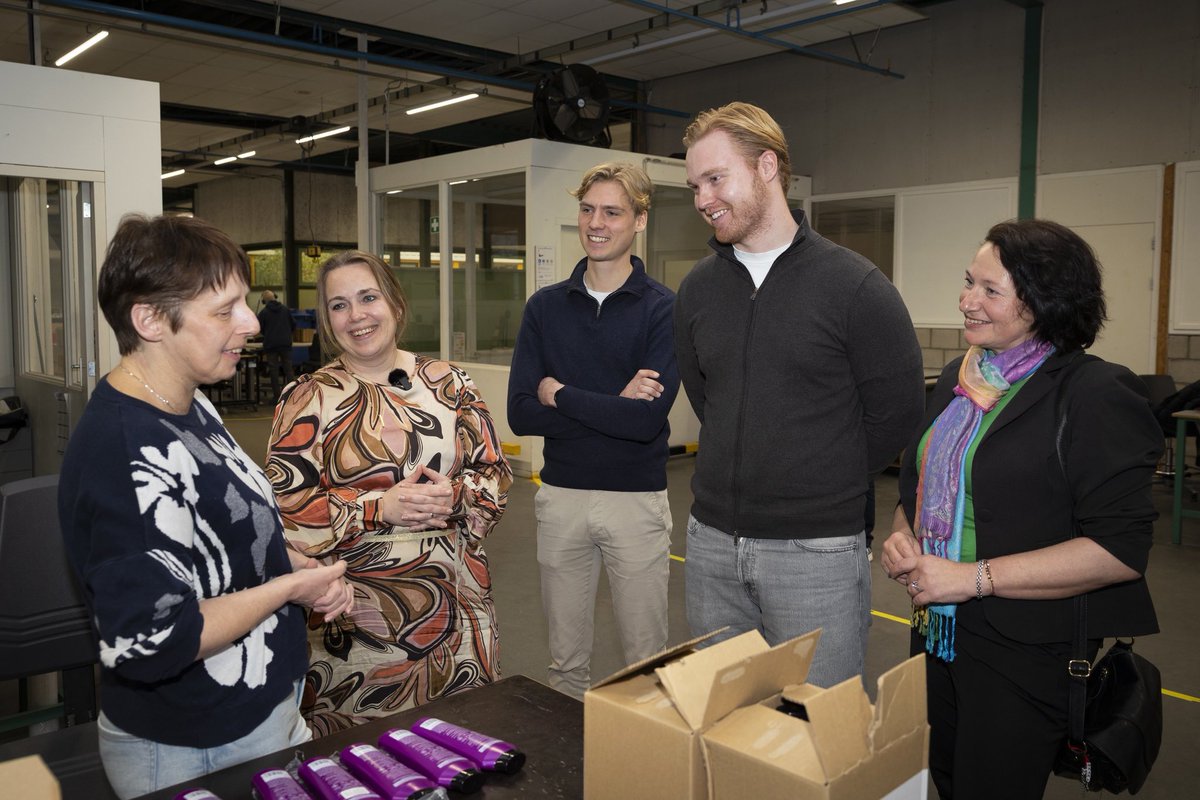 JustinFlapper's tweet photo. Namens @d66Leeuwarden op bezoek bij Caparis in Leeuwarden. Even meedraaien op de werkvloer en in gesprek met medewerkers. Indrukwekkend om te zien hoeveel waarde werk heeft: structuur, ontwikkeling en trots. Dit soort plekken maken echt het verschil. 💚 https://t.co/QtKjMuGHTD