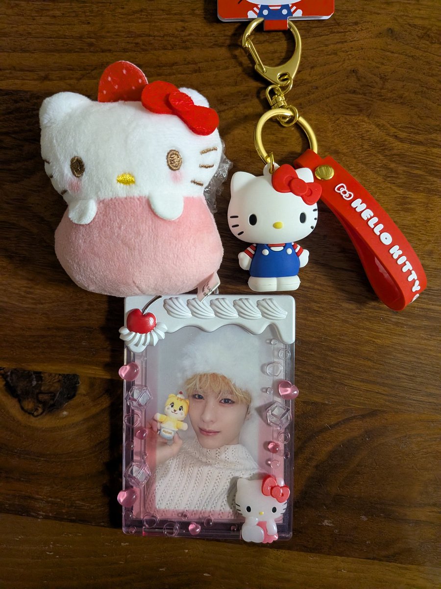 felice_hyui's tweet photo. ヒュイ&キティ活😻
ヒュイくんのトレカと同じスピードで増えるキティ❣️
ゆずちゃんに譲って貰った大福がいい香りで、ダイエット中に腹が減ったら香りで腹を満たす予定👍
#NEXZ #넥스지 #ネクスジ
#HYUI #휴이 #ヒュイ
#Beat_Boxer #Im_Him https://t.co/ekN71bokuk