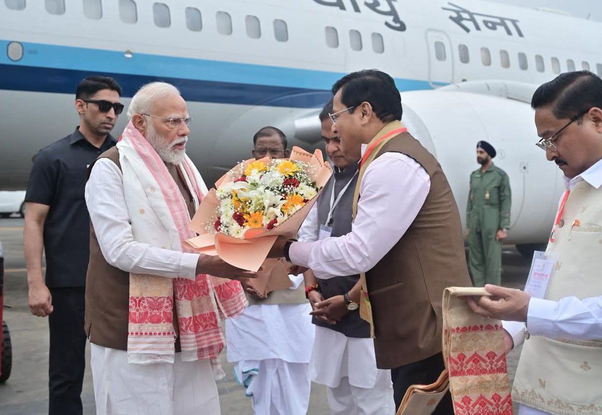 ParashMoniSaik8's tweet photo. মাননীয় প্ৰধানমন্ত্ৰী শ্ৰী নৰেন্দ্ৰ মোদী ডাঙৰীয়াক গুৱাহাটীৰ লোকপ্ৰিয় গোপীনাথ বৰদলৈ আন্তঃৰাষ্ট্ৰীয় বিমানবন্দৰত আদৰণি জনাই অসমৰ প্ৰাক্তন মুখ্যমন্ত্ৰী তথা বৰ্তমান কেন্দ্ৰীয় মন্ত্ৰী শ্ৰীযুত সৰ্বানন্দ সোণোৱাল ডাঙৰীয়াই।

#AssamWithModi
Sarbananda Sonowal 
BJP Assam Pradesh https://t.co/8Uw6ZmqLc1