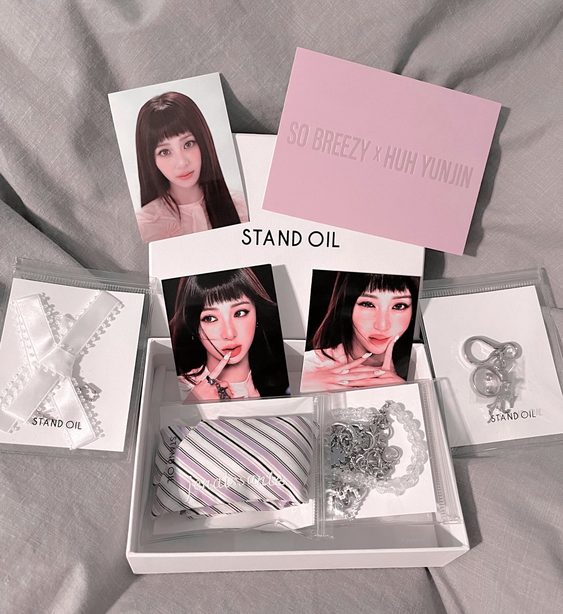 my jenaissante charm set from the yunjin x stand oil ‘so breezy’ collection finally arrived ♡

#YUNJINxSTANDOIL #HUHYUNJIN