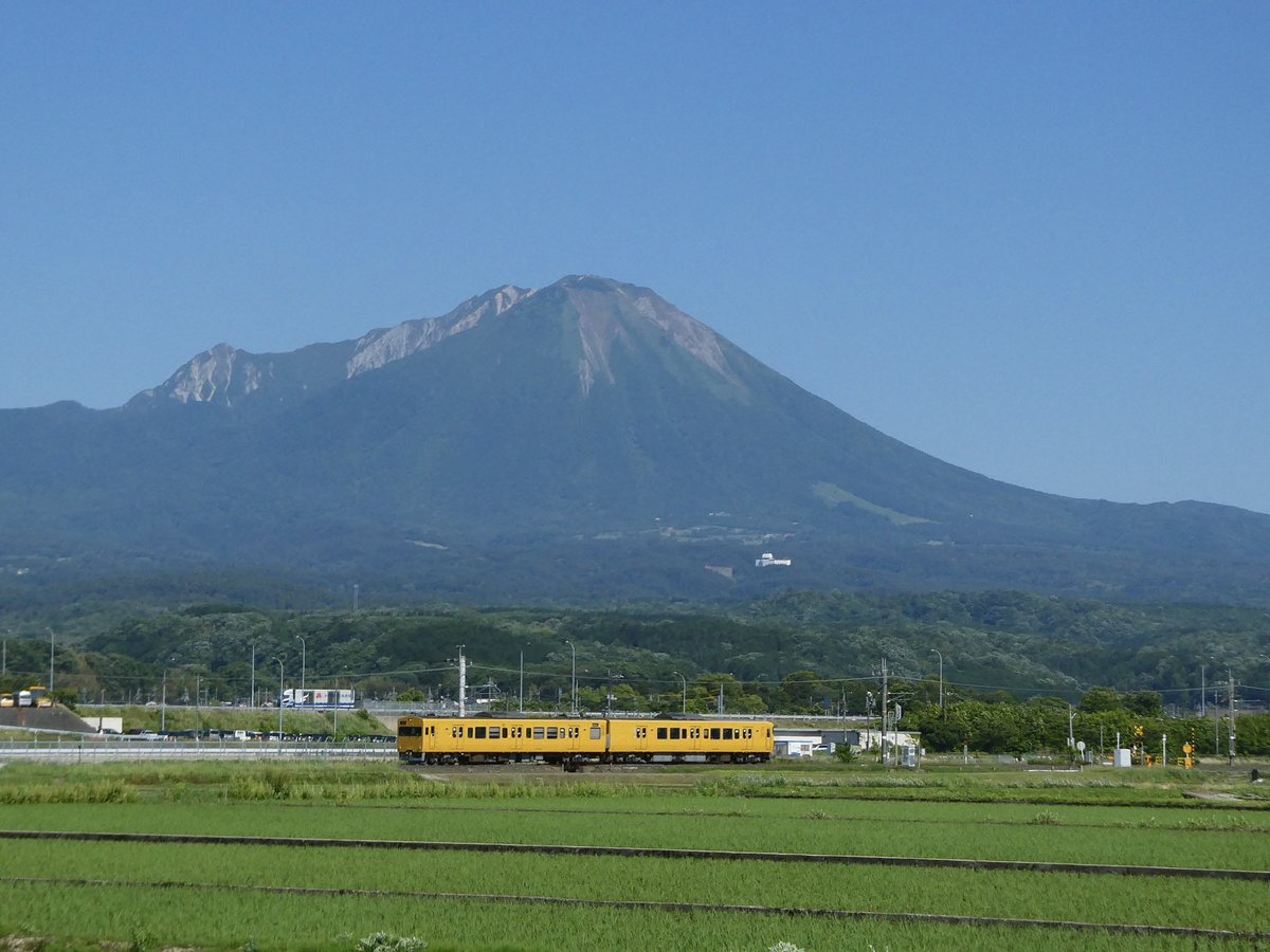 gromsyellow's tweet photo. 115系G編成引退ですか｡ﾟ(ﾟ´Д｀ﾟ)ﾟ｡岡山で仕事のとき、よくお世話になりました…@初号機
#115系 #伯備線 #引退 #国鉄型 https://t.co/bjTUPfwuGq