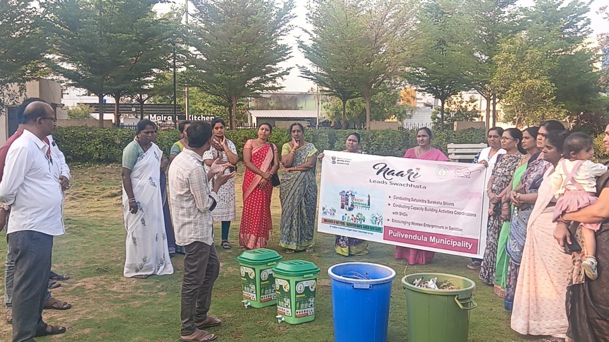 PulivendulaMpl's tweet photo. Pulivendula Municipality organized an awareness programme at the Municipal Park on source segregation and home composting. The Municipal Commissioner joined the event,conducted with the support of MEPMA Department under the #NaariLeadsSwachhata campaign. 
    #WomenLedSanitation https://t.co/TJqcwtvmEr
