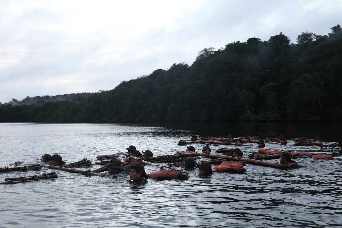 Chefdecorps3REI's tweet photo. Au #CEFE, le stage #Jaguar forme des chefs de section capables de commander et combattre dans la jungle.
Pendant plusieurs semaines, 26 stagiaires issus de 14 pays suivent une formation exigeante combinant maîtrise du milieu, rusticité et savoir-faire tactiques. https://t.co/n6Oick9QCt