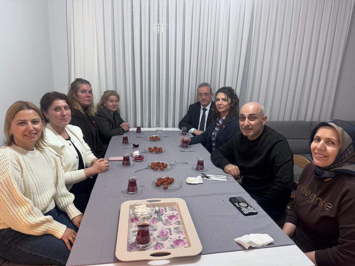 İlçe başkan yardımcılarımız,Kadın Kolu Başkanımız ile yöneticileri ve Kirazlıtepe Mahalle Başkanımız ile birlikte Kirazlıtepe Mahallesi’nde kıymetli Sumeli ailesinin misafiri olduk.Bu güzel iftar sofrasında bizleri ağırladıları için teşekkür ediyoruz.Hayırlı Ramazanlar Diliyoruz.